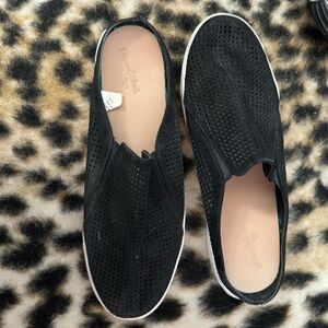 Universal thread sneakers